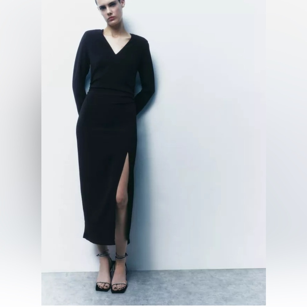 NWOT Zara Ruched Waist V-neck Black Midi Dress. Size Small